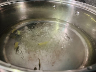 4、手撕鸡胸肉,大火烧开，盖住锅盖煮沸3分钟，让姜味和酒味融合进水；