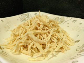 11、手撕鸡胸肉,用手撕成细丝；