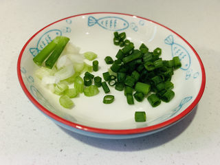 9、手撕鸡胸肉,葱洗净，葱白和葱粒分开；