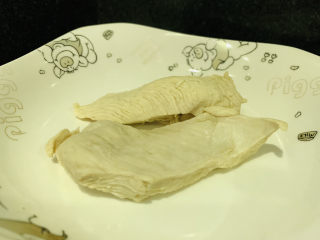 10、手撕鸡胸肉,鸡胸肉煮15分钟，捞出，沥干水，放凉；