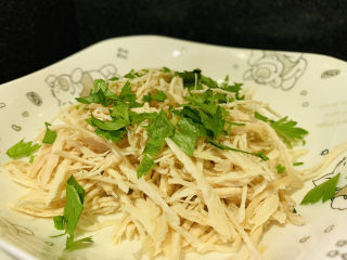 12、手撕鸡胸肉,加入芹菜碎；