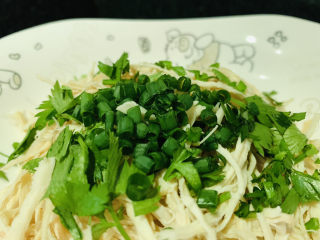 13、手撕鸡胸肉,加葱粒；