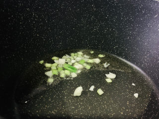 15、手撕鸡胸肉,加入葱白，烧热，炒香葱白；