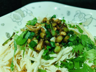 16、手撕鸡胸肉,趁热马上倒在葱粒上，会有滋滋的香声，这样才更香；