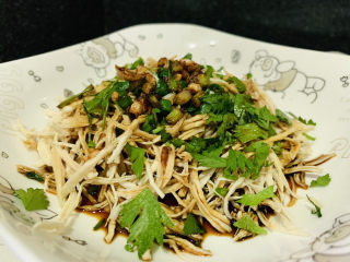 19、手撕鸡胸肉,加入葡萄醋，撒上熟芝麻；