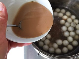 4、快手小食 酒酿圆子,随后倒入锅中