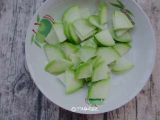 2、酸辣萝卜片,把萝卜片放入大盆中，加1小勺盐