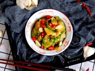 12、酸辣萝卜片,青萝卜性凉味辛甘，可以消积食，解毒，化痰热；其所含的大量维生素C既可以提高肝脏功能