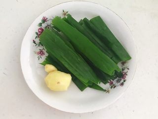 2、杂蔬火腿羊汤,把葱叶和鲜姜清洗干净