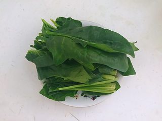 4、杂蔬火腿羊汤,把菠菜清洗干净，从中间切开