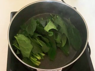 5、杂蔬火腿羊汤,锅里加入冷水，烧开后加入菠菜焯水2分钟