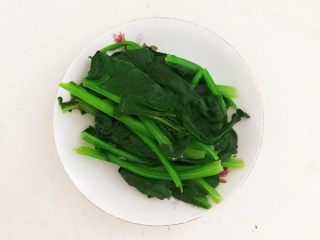 7、杂蔬火腿羊汤,用手轻轻挤出菠菜里面的水份