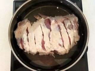 11、杂蔬火腿羊汤,锅里加入冷水放入羊腿