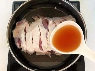 12、杂蔬火腿羊汤,水量没过羊腿，加入1勺料酒