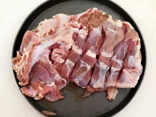 10、杂蔬火腿羊汤,把羊腿捞出来，在羊腿上面横切几刀