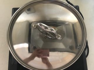 13、杂蔬火腿羊汤,盖上锅盖，大火烧开后小火慢煮30分钟