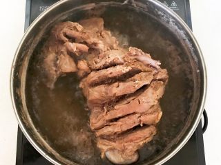 14、杂蔬火腿羊汤,把羊腿捞出来