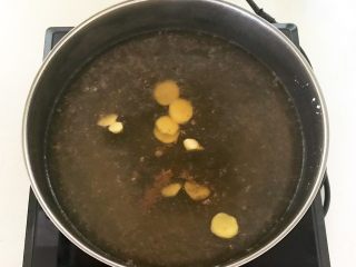 16、杂蔬火腿羊汤,加入姜片