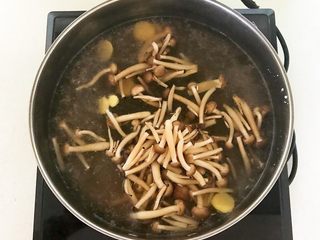 17、杂蔬火腿羊汤,加入蟹味菇，烧开后煮15分钟