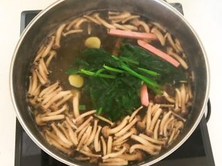 19、杂蔬火腿羊汤,加入菠菜