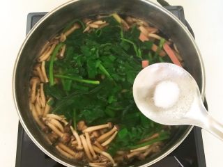 21、杂蔬火腿羊汤,加入精盐，调匀即可