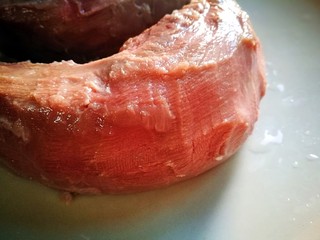 3、创意菜~香烤黑椒口条,将猪舌表面发白的舌苔切除扔掉