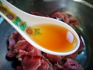4、创意菜~香烤黑椒口条,猪舌切片 加入料酒