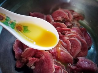 6、创意菜~香烤黑椒口条,加入姜汁