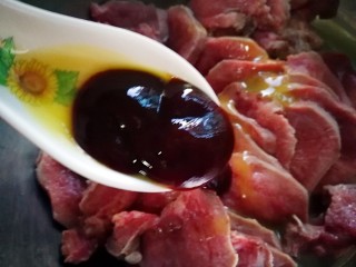 7、创意菜~香烤黑椒口条,加入黑胡椒酱