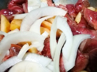 9、创意菜~香烤黑椒口条,加入洋葱