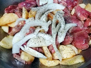 10、创意菜~香烤黑椒口条,撒上黑胡椒粉