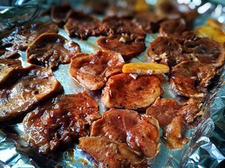 11、创意菜~香烤黑椒口条,将腌好的猪舌片摆放在烤盘中