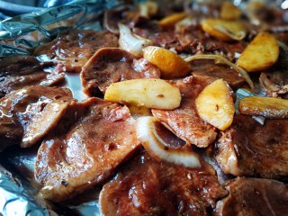 12、创意菜~香烤黑椒口条,撒上苹果片和洋葱