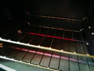 13、创意菜~香烤黑椒口条,烤箱预热一下 180℃ 烤制五六分钟