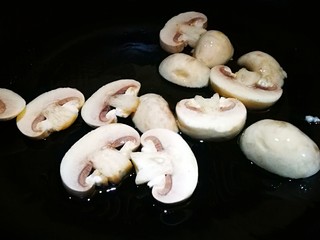 14、创意菜~香烤黑椒口条,口蘑片在锅中煎制一下 撒上少许盐 两面焦黄出锅