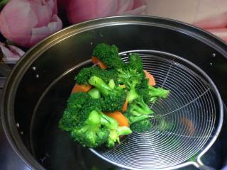 6、年味――宴客小炒西兰花炒虾仁,倒入西兰花和胡萝卜焯至断生捞出过冷水