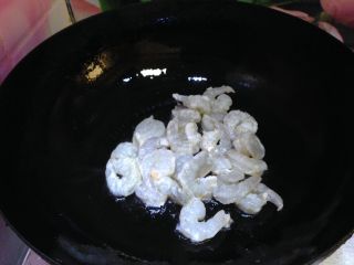 8、年味――宴客小炒西兰花炒虾仁,小火倒入虾仁