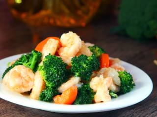 10、年味――宴客小炒西兰花炒虾仁,出锅装盘即可