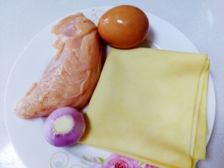 1、千张包肉,主料；千张一张，鸡胸肉120g，鸡蛋一个，小圆葱半个。