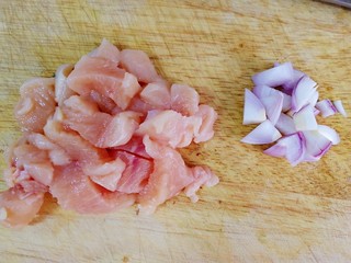 2、千张包肉,鸡胸肉切块，小圆葱切碎。