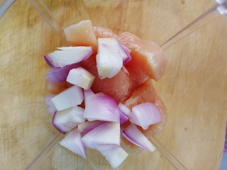 3、千张包肉,放绞肉机里。