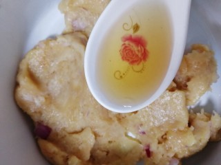 5、千张包肉,放入一勺料酒。