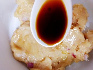 6、千张包肉,放一勺生抽。