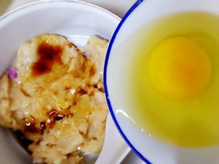 7、千张包肉,放入鸡蛋，留一点蛋清备用。