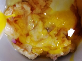 8、千张包肉,搅拌。