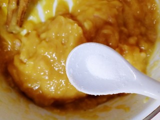 9、千张包肉,放入适量盐。