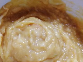 10、千张包肉,搅打上劲。