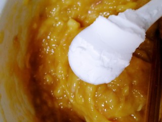 11、千张包肉,放一小勺淀粉，拌匀