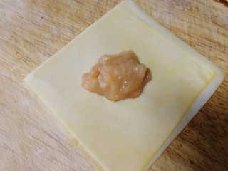 12、千张包肉,千张切正方形，中间放上肉泥。