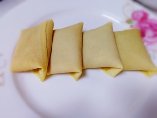 13、千张包肉,两角对折，用蛋清封底。放入蒸锅，水开中火蒸15分钟。